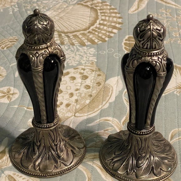 wallace Silversmiths Other - Wallace Silversmiths Vintage salt & pepper shakers